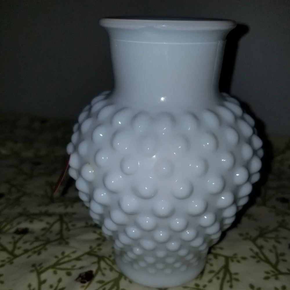 Elegant Vintage Fenton Milk Glass White Hobnail Vase Approx 5 Inch